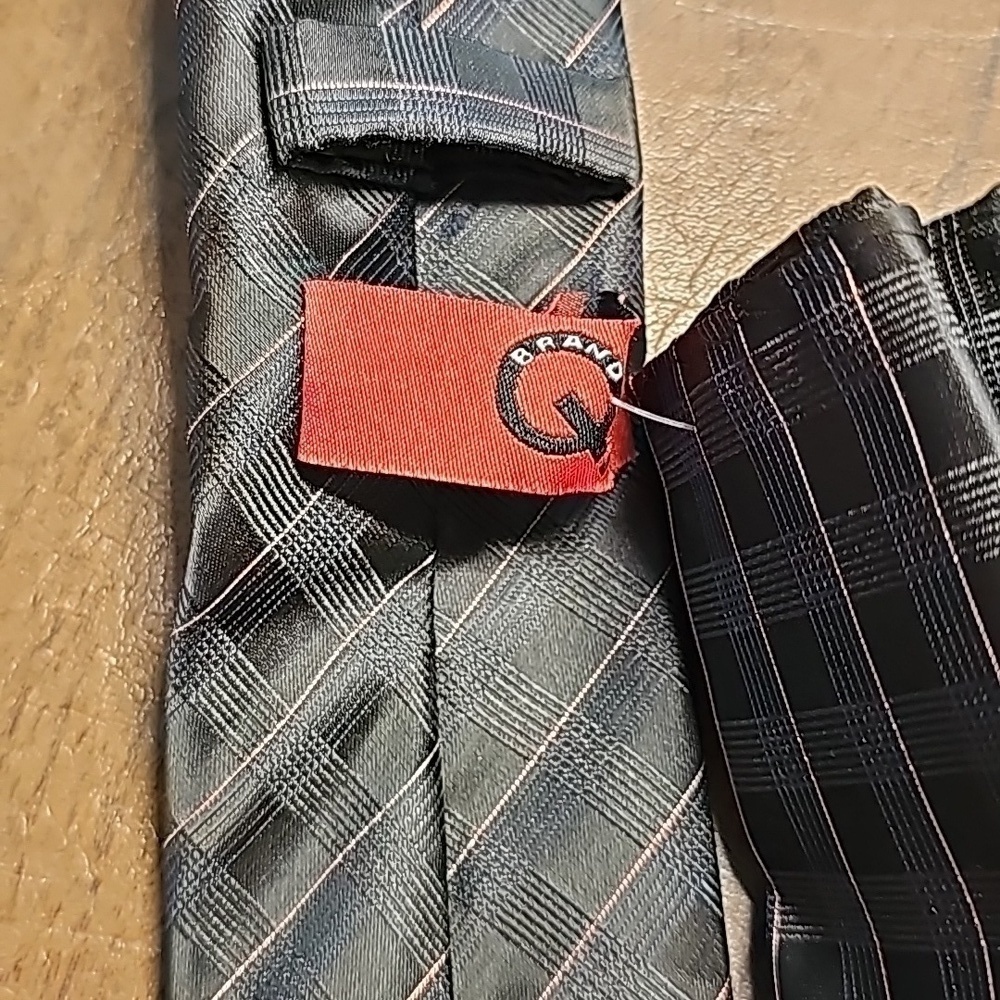 Men’s Tie, Brand Q- Pocket square.